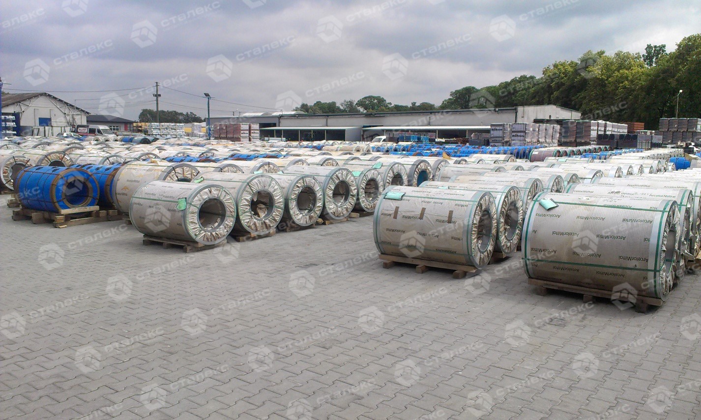 Хранение стальных рулонов с полимерным покрытием под открытым небом на бетонной основе