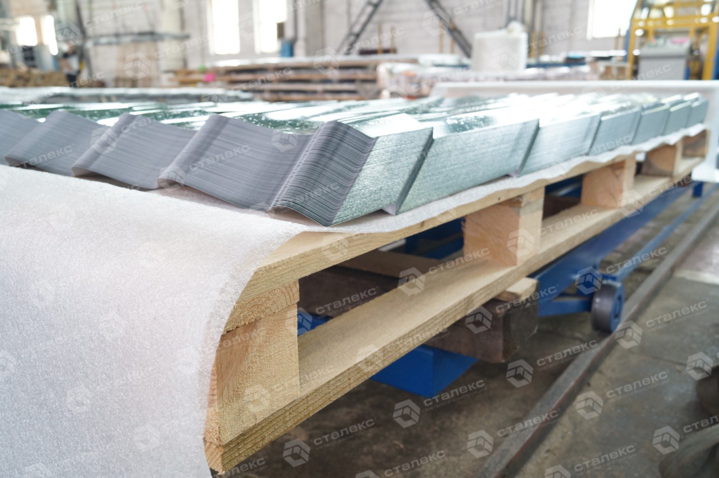 Процесс упаковки пачки металлочерепицы GRANDTM на поддон с обматыванием вспененным полиэтиленом