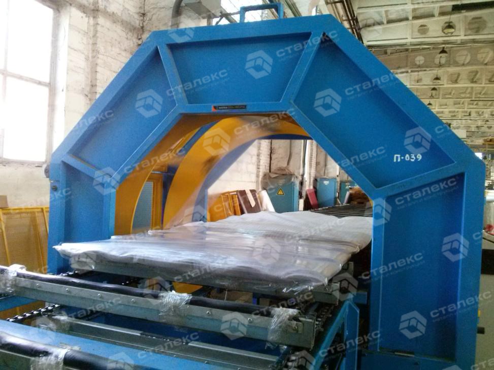 Автоматическая упаковка стретч-пленкой металлочерепицы на упаковочной линии в Компании «Сталекс»